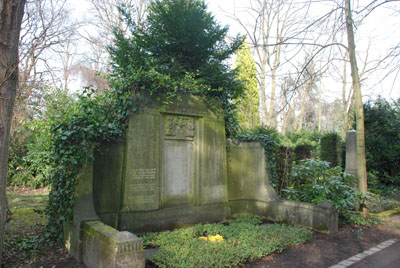 Klassizistisches Denkmal umrahmt von Efeu