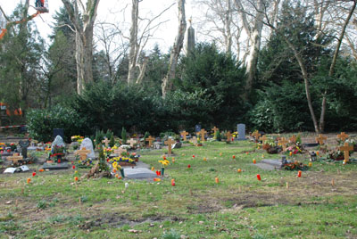 Neue Urnengräber auf dem Friedhof