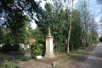 Restauriertes Denkmal mit Kreuz