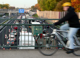 Fahrradfahrer überquert die A4 bei Stau (© Stadt Köln)