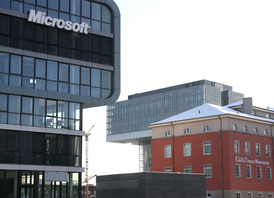Neubau Microsoft im Rheinauhafen, dahinter eins der Kranhäuser (&copy; Volker Hilgert)