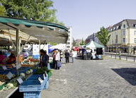 Wochenmarkt in Zollstock, Herthastraße (&copy; Rheinisches Bildarchiv Köln/Leon Sinowenka)