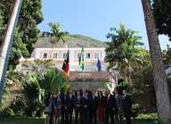 Gruppenfoto der Delegation mit dem Schulgebäude im Hintergrund. (© Natalie Bravo)