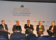 Deutsch-Brasilianische Wirtschaftstage: Oberbürgermeister Jürgen Roters (2.v.r.) vertritt die Stadt Köln bei der Podiumsdiskussion (© Dr. Dieter Steinkamp)