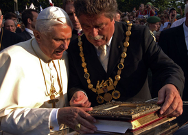 Weltjugendtag 2005 - Papst Benedikt XVI. trägt sich ins Goldene Buch der Stadt ein. OB Fritz Schramma assistiert. (&copy; Radtke/WJT)