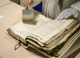 Grobe Reinigung historischer Handschriften (&copy; Rheinisches Bildarchiv/Anna C. W)