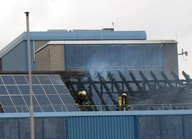 Löscharbeiten an einem Gebäude mit einer Photovoltaikanlage (© Stadt Köln/Berufsfeuerwehr)