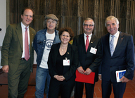 Oberbürgermeister Jürgen Roters, Wolfgang Niedecken und Vertreter der Boston Consulting Group Köln (&copy; Till Muellenmeister)