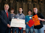 Oberbürgermeister Jürgen Roters mit Adnan Tuncer, Turac Cetin, Baran Kargin und Magomed Magomaev (© Till Müllenmeister)