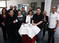 Inge Klaumann sowie Vertreterinnen und Vertreter der Drogenberatungsstelle VISION e. V. (&copy; Till Muellenmeister)