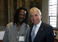 Oberbürgermeister Jürgen Roters und Papa Malick Diouf (&copy; Till Muellenmeister)
