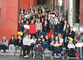 Girls Day 2010: Alle Teilnehmerinnen vor dem Eingang des Stadthaus Deutz (&copy; Stadt Köln)
