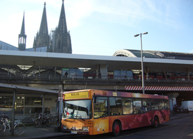 Der B.O.J.E. Beratungsbus am Kölner Hauptbahnhof (© Stadt Köln)