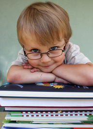 Junge mit Büchern (&copy; Fotolia)