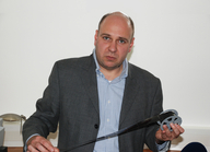 Dr. Andreas Berger mit einem inzwischen digitalisierten Mikrofilm (© Stadt Köln/Carsten Gruss)