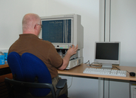 Recherche am Mikrofilmlesegerät (© Stadt Köln/Carsten Gruss)