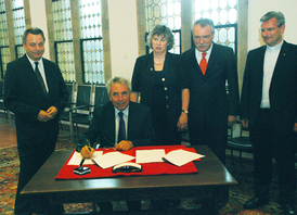 Kulturdezernent Professor Georg Quander, Oberbürgermeister Jürgen Roters, Vizepräses der Evangelischen Kirche im Rheinland Petra Bosse-Huber, Staatssekretär Hans-Heinrich Grosse-Brockhoff für das Land Nordrhein-Westfalen, Generalvikar Dr. Dominik Schwaderlapp bei der Unterzeichnung der Gründungsurkunde (von links nach rechts) (&copy; Stadt Köln/Lisa Mühlpfordt)