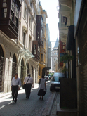 Seitenstraße zum Atelier Galata mit Galataturm (© Regina Wyrwoll)