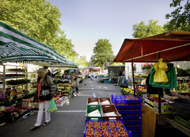 Wochenmarkt Humboldt-Gremberg, Esserstrasse (© Rheinisches Bildarchiv Köln/Foto : Leon Sinowenka)