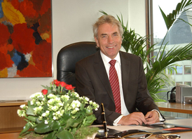 Oberbürgermeister Jürgen Roters an seinem Schreibtisch (© Walter Schiestel 2009)
