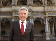Oberbürgermeister Jürgen Roters vor dem Kölner Rathaus (© Walter Schiestel 2009)