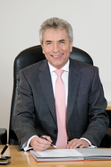 Oberbürgermeister Jürgen Roters an seinem Schreibtisch (&copy; Stadt Köln)