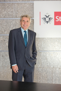 Oberbürgermeister Jürgen Roters vor dem Logo der Stadt Köln (&copy; Stadt Köln)