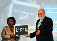 Almaz Böhm und Bürgermeister Manfred Wolf bei der Abschlussveranstaltung (© Stadt Köln/Andrea Arnholz)