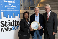 Von links: Almaz und Karlheinz Böhm, Oberbürgermeister Jürgen Roters (© Stiftung Menschen für Menschen)