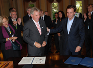 Oberbürgermeister Jürgen Roters und Oberbürgermeister Eduardo da Costa Paes bei der Unterzeichnung der Städtepartnerschaft (© Stadt Köln)