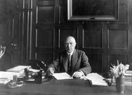 1933: Oberbürgermeister Konrad Adenauer an seinem Schreibtisch im Kölner Rathaus (&copy; Stadt Köln/Historisches Archiv)