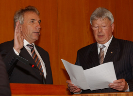 Altersvorsitzender Alfred Schultz vereidigt OB Jürgen Roters (&copy; Walter Schiestel)