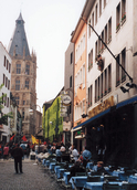 Gasse mit Blick auf den Rathausturm