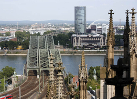 Blick vom Dom auf Hohenzollernbrücke und Deutz mit Hyatt und LVR (&copy; PantherMedia/Erich T.)