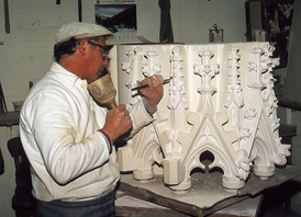 Steinmetz bei der Arbeit in der Dombauhütte