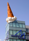 Droped Cone, Neumarkt-Passage, geschaffen von Coosje van Bruggen (© PantherMedia/Erich T.)