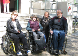 Girls Day 2010: Zwei Mädchen vor dem ZsL mit einem Mitarbeiter und der Behindertenbeauftragten (&copy; Stadt Köln)