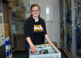 Girls Day 2010: Mädchen im Rechenzentrum des Bürgeramtes Porz (&copy; Stadt Köln)