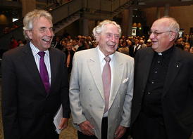 Oberbürgermeister Roters, Ludwig Sebus und Stadtdechant Prälat Bastgen stehen zusammen (© Till Muellenmeister)