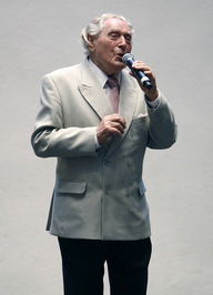 Ludwig Sebus unterhält die Gäste (© Till Muellenmeister)