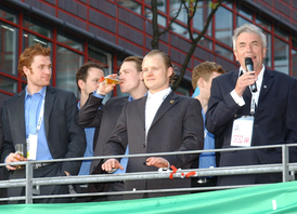 Eishockey-WM - Oberbürgermeister Roters mit Spielern (© Walter Schiestel)