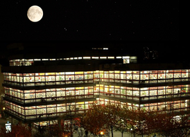 Die Zentralbibliothek bei Nacht (© StadtBibliothek Köln)