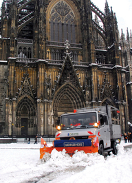 Räumfahrzeug vor Dom (© AWB Abfallwirtschaftsbetriebe Köln)