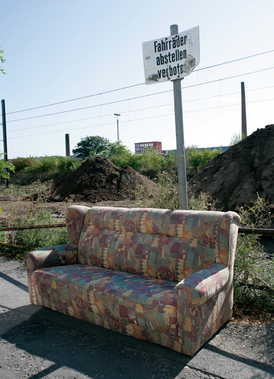 Am Straßenrand abgestelltes Sofa (© Friedrich Stark)