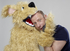 Halbportrait Puppenflüsterer mit großem Stofftier (© stagebrothers)