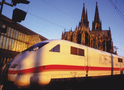 Intercity-Express bei der Ausfahrt aus Köln Hauptbahnhof vor dem Dom (© Günther Ventur)