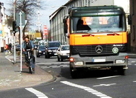 Radfahrer im toten Winkel des Lastkraftwagen (© Stadt Köln/Sabine Bongenberg)