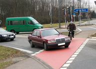 Gefährliche Situation auf dem markierten Radweg (© Polizei Köln/Hartmut Werth)