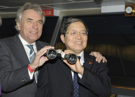Oberbürgermeister Jürgen Roters und Generalkonsul Wen Zhenshun auf der Brücke der MS Rheinenergie mit einem Fernglas in der Hand (&copy; Stadt Köln)