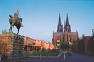 Reiter, im Hintergrund der Dom